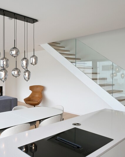 Schodiště se skleněným zábradlím dokonale zapadá do moderní …