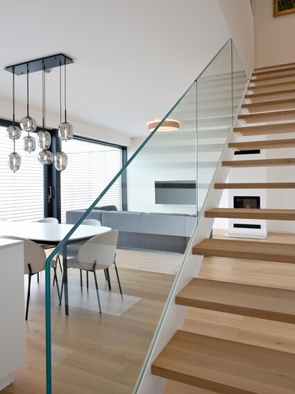 Laser: schodiště jako socha v interiéru, ne technický detail. Minimalistická …