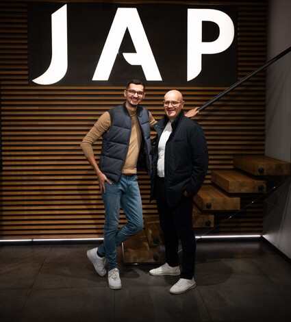 Slunce na terase, svoboda u vstupu. Liberty × Sunsystem. Dnes …