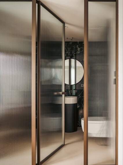 Když se detail rozhoduje, dveře už nejsou jen dveře. Otočné …