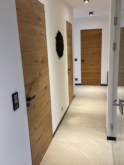 Stěna mluví materiálem, ne rámem. Realizace, kde jsme nechali …