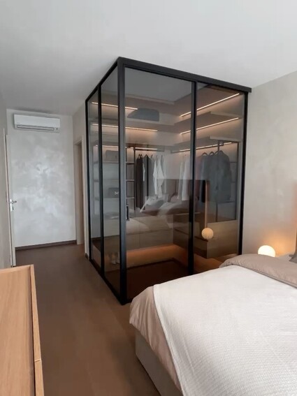 Ložnice, která umí šatnu. Dveře IDEA na posuvném systému …