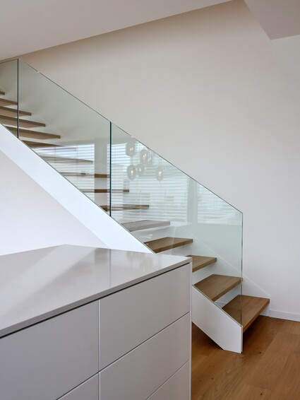 Schodiště nemusí vést jen nahoru. Může zvednout celý interiér. Schodiště&nbsp;&hellip;