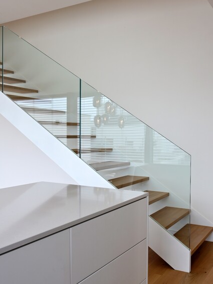 Schodiště, které vypadá, jako by levitovalo. A přitom drží&nbsp;&hellip;