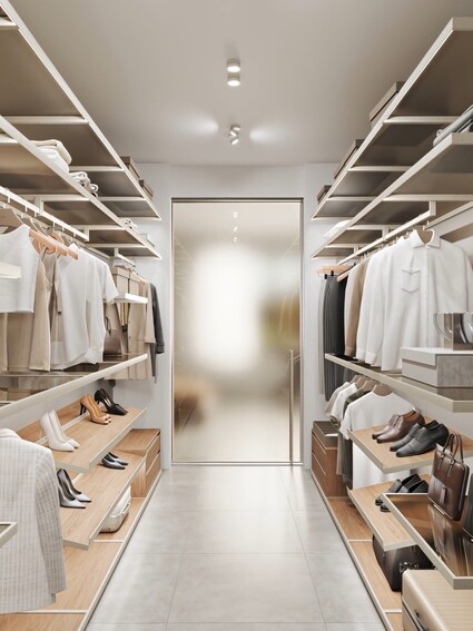 Šatna, která nevypadá jako skříň. Vypadá jako součást architektury&nbsp;&hellip;