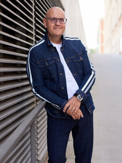 Neni každý den je o obleku. Někdy stačí i džínová bunda, …