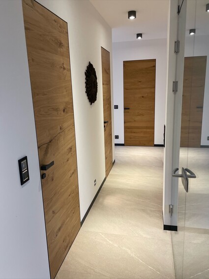 Když se zdi, dveře a obklad spojí do jednoho celku, prostor …