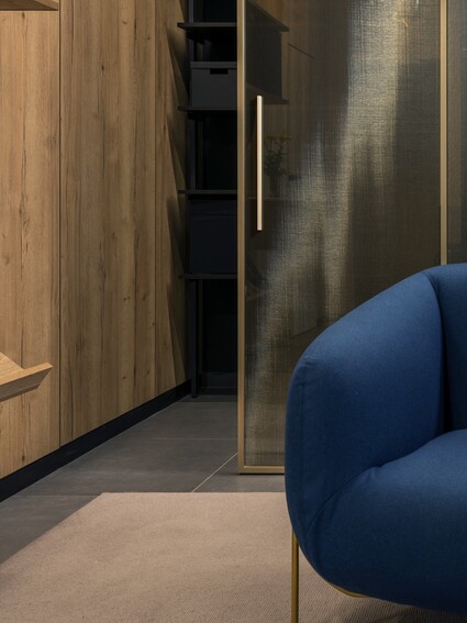 Dveře, které nezakrývají prostor. Ony ho filtrují. ✨ Ideanet …