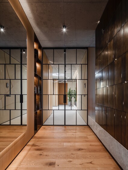 Když se vzor potká s tichem, vzniká architektura. Dveře …