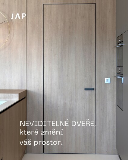 Když dveře zmizí, vynikne prostor. Obložení plynule navazuje …