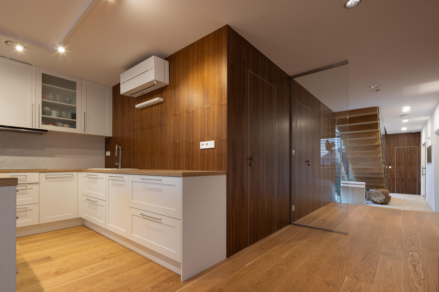 Obkladový systém Efekta s dveřmi Master